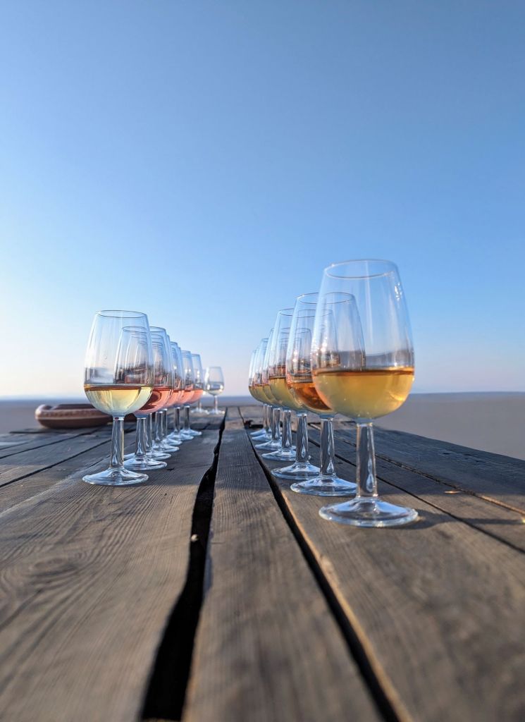 Verres face à la mer en Grèce
